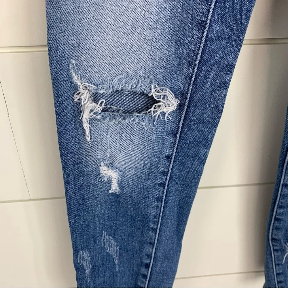 KanCan Women’s Distressed Hem High Rise Light Wash Jeans Size 0 or 23 - Picture 3 of 13